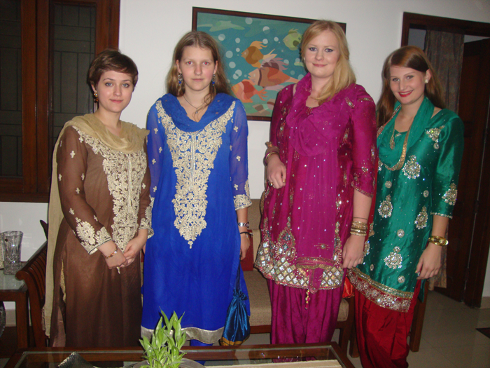 Volunteers-in-indian-outfits