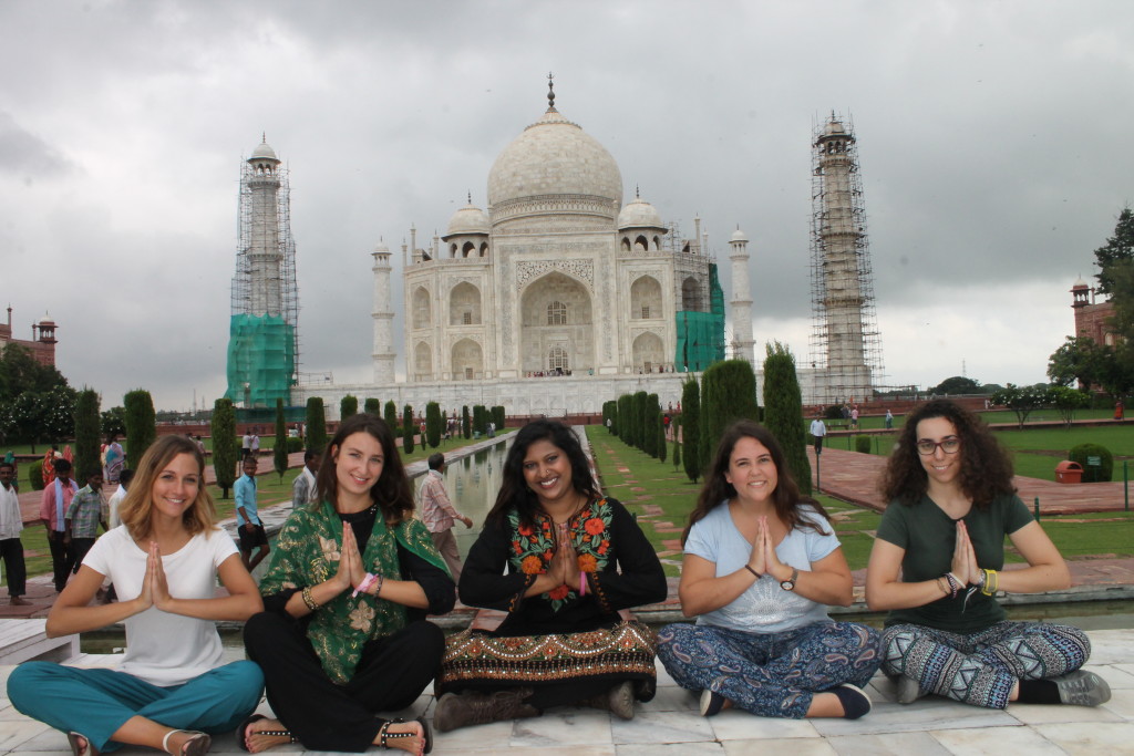 volunteers-at-tajmahal-in-india